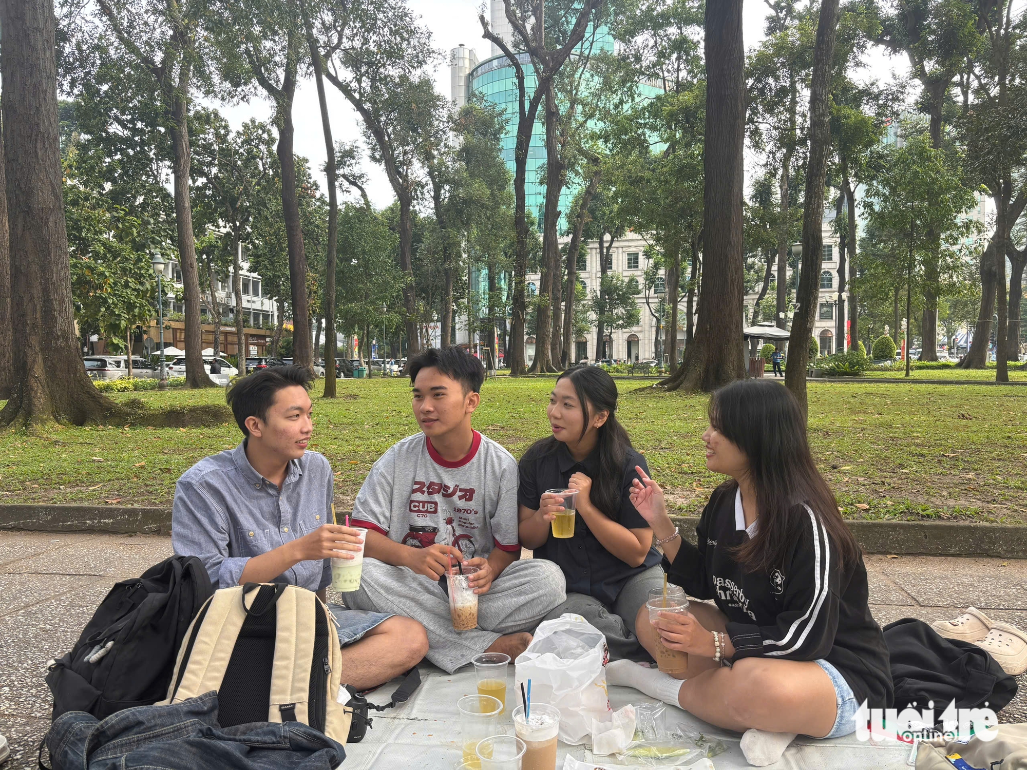 Người dân thích thú khi tiết trời TP.HCM lạnh 19 độ C 6 Người dân thích thú khi tiết trời TP.HCM lạnh 19 độ C - Ảnh 6.