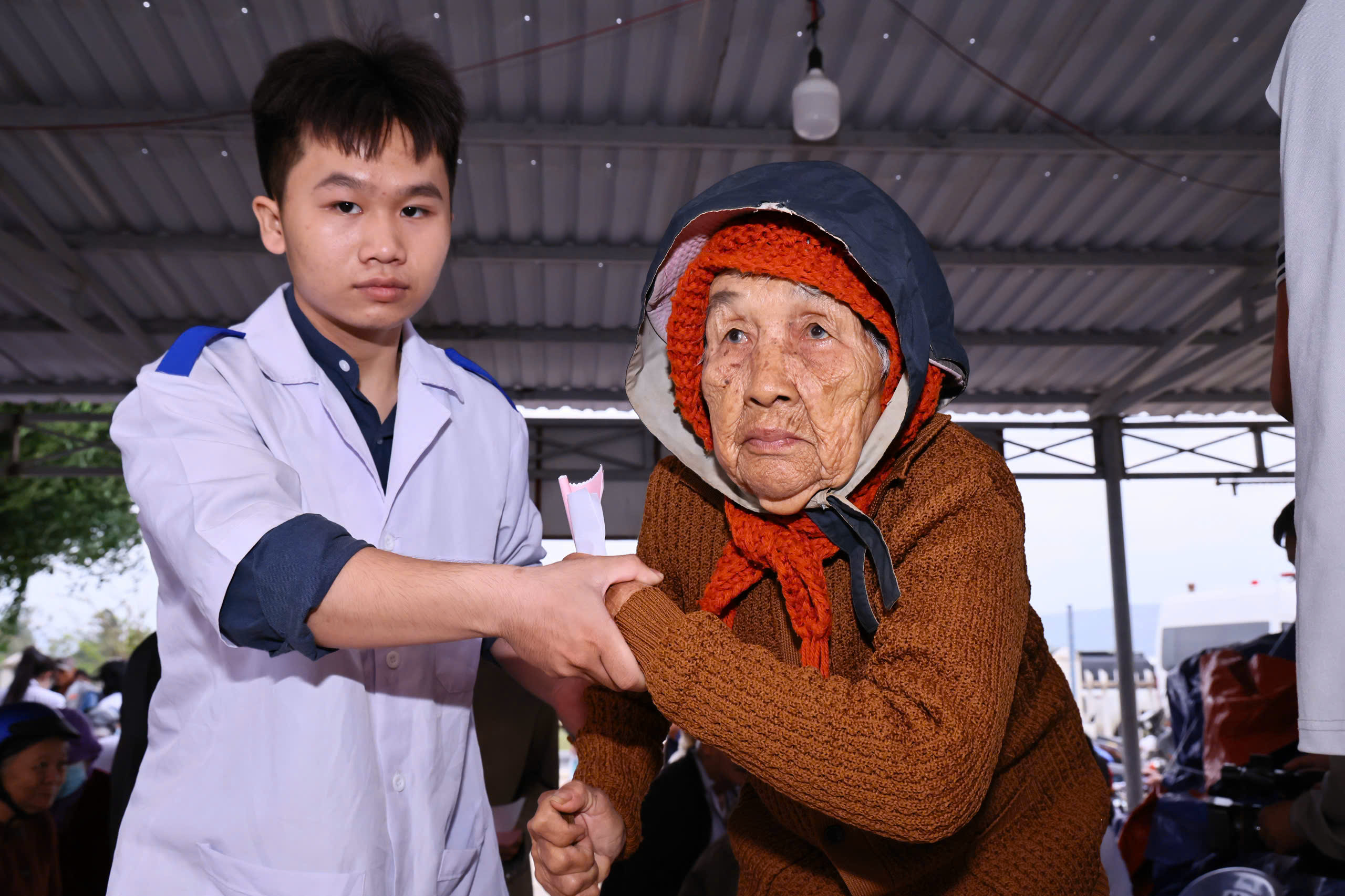 Giám đốc Sở Y tế Đồng Nai kể hành trình nghĩa tình đến vùng lũ Đắk Lắk- Ảnh 10.