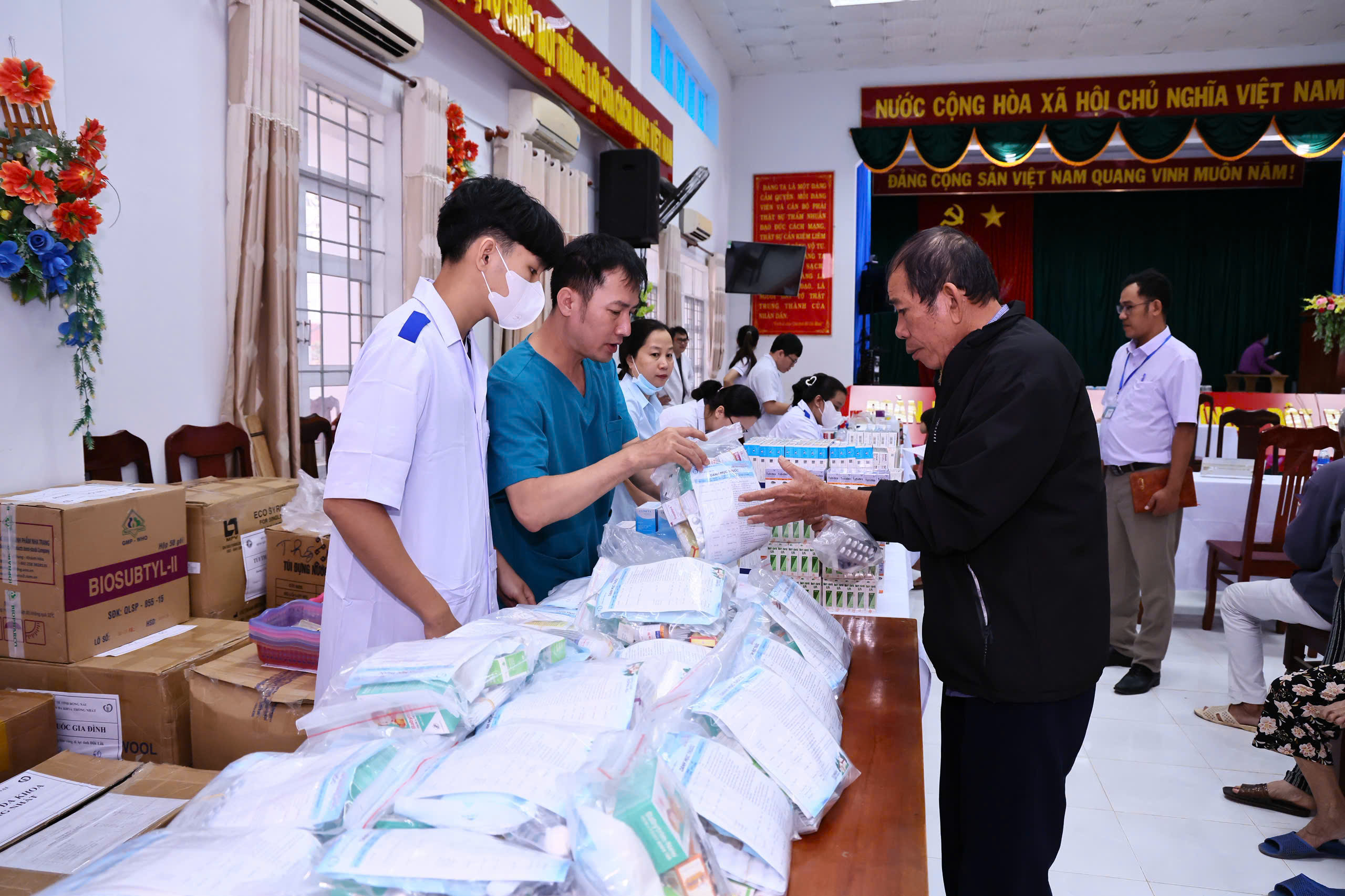 Giám đốc Sở Y tế Đồng Nai kể hành trình nghĩa tình đến vùng lũ Đắk Lắk- Ảnh 12.