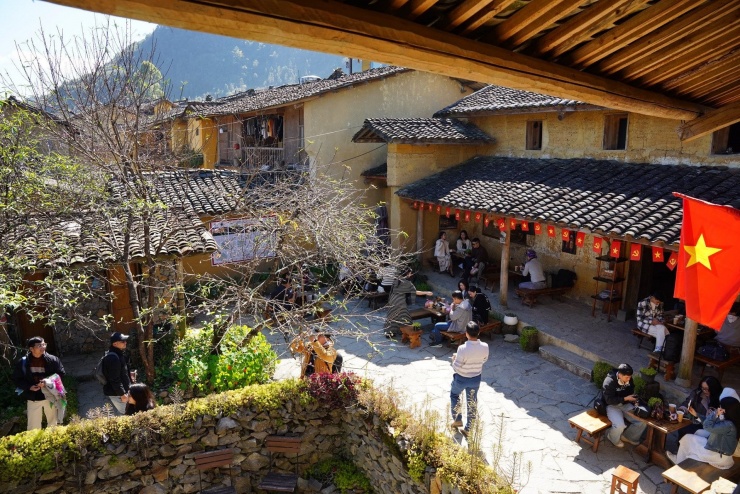 Làng Lô Lô Chải đón hàng ngàn khách mỗi ngày cuối tuần. Ảnh: Hoàng Hiếu