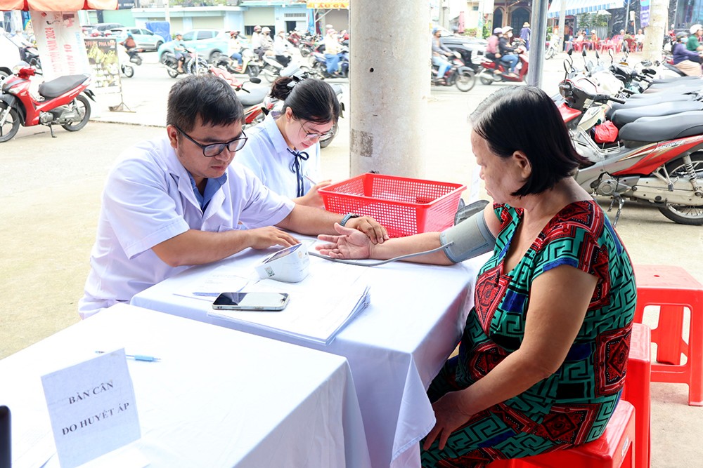 Người cao tuổi đi khám bệnh miễn phí tại phường Hòa Hưng vào tháng 10/2025. Ảnh: Trung tâm Y tế Quận 10 (cũ)