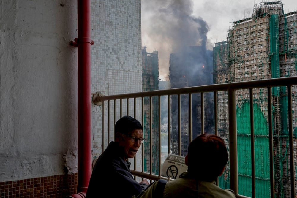 Cháy chung cư Hồng Kông:  Tại sao lửa lan nhanh đến rợn người? - Ảnh 2.