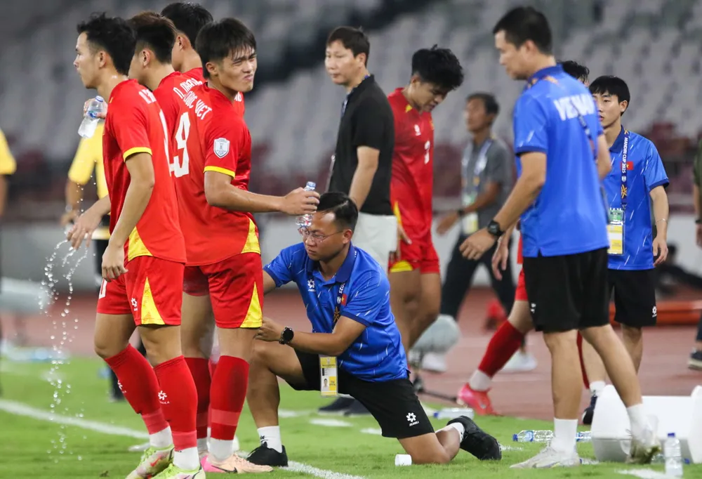 thay-kim-han-gan-nhung-vet-nut-tren-tuyen-u-22-viet-nam (1).jpg