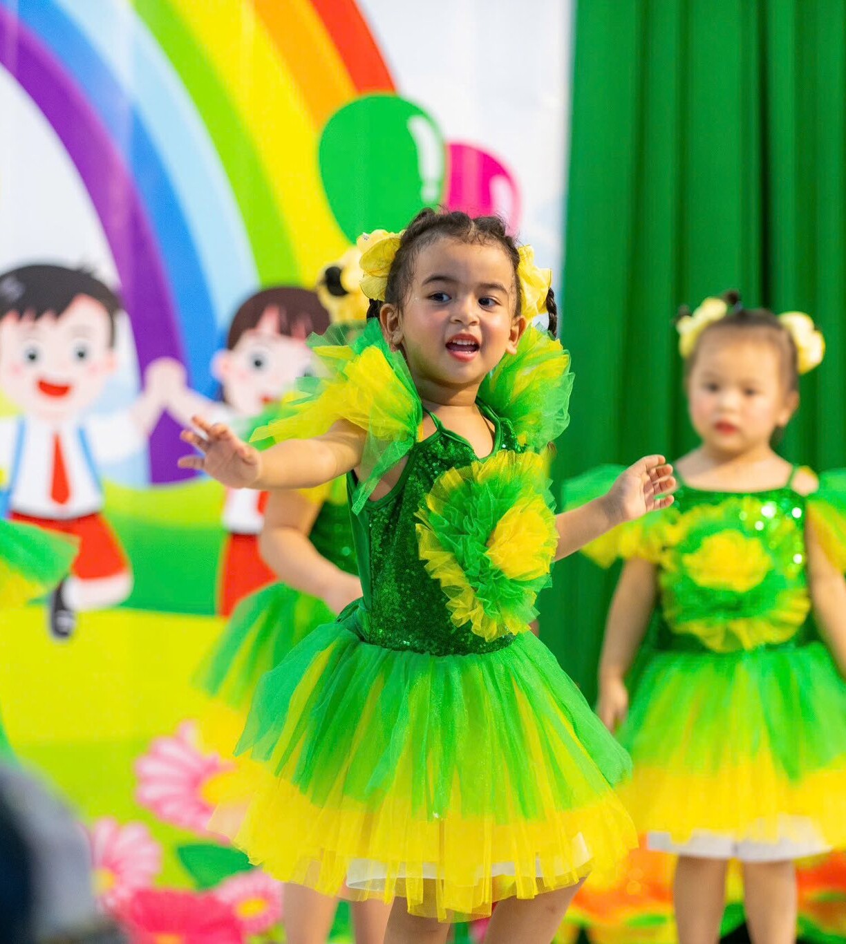 Bé Moon được mẹ khen ngợi là cô bé thông minh, lanh lợi.