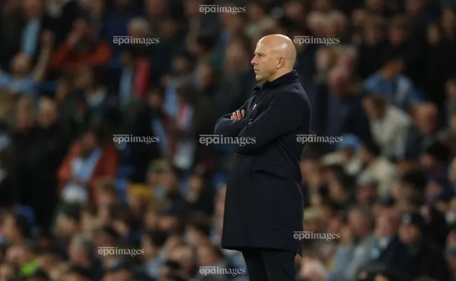 HLV Arne Slot đối diện với một tương lai mịt mờ. Ảnh: EPA. sa-thai-hlv-slot-liverpool-boi-thuong-lon (1).jpg