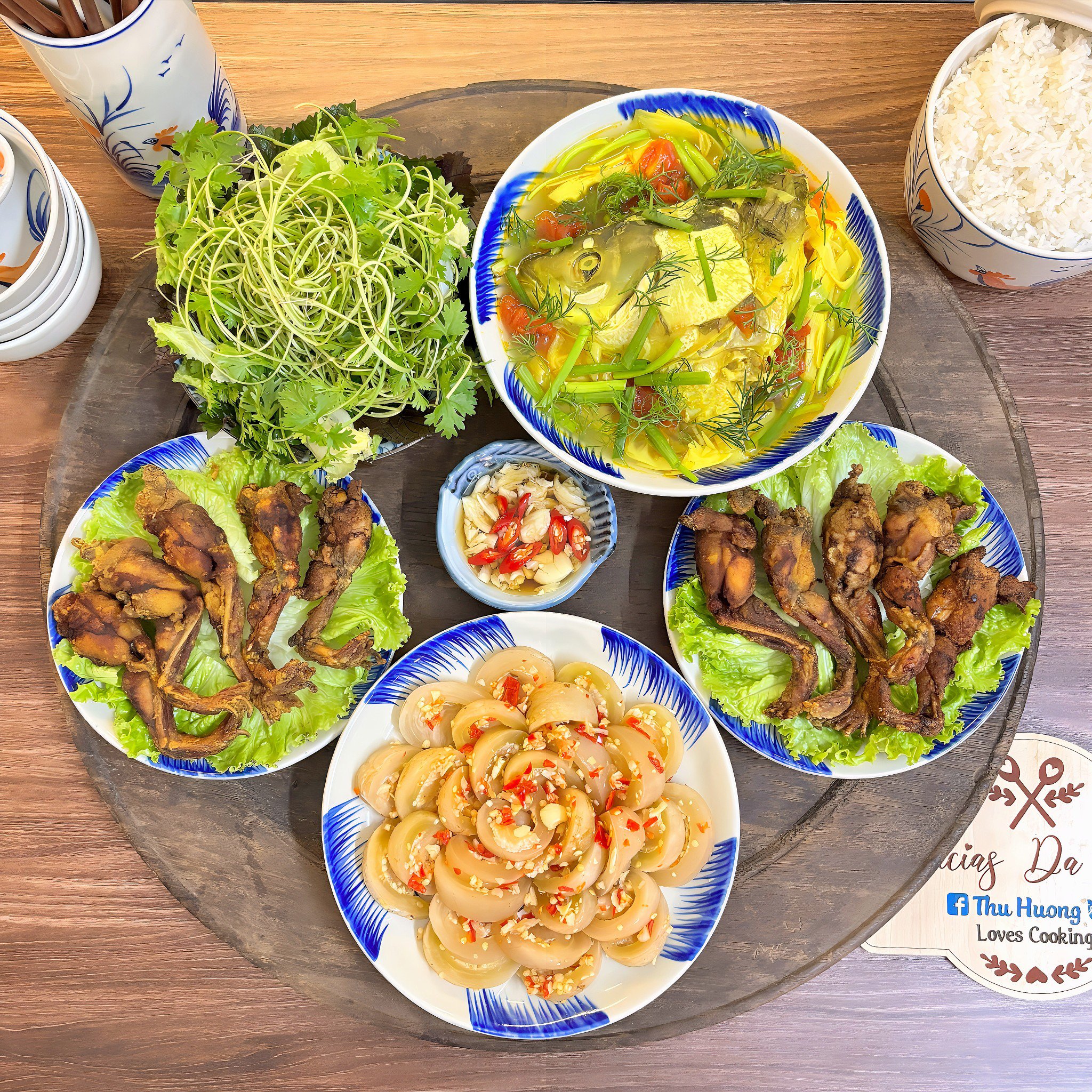 Đùi ếch chiên giòn - Canh đầu cá om măng chua - Rau sống rau thơm - Cà bát dầm tỏi ớt 