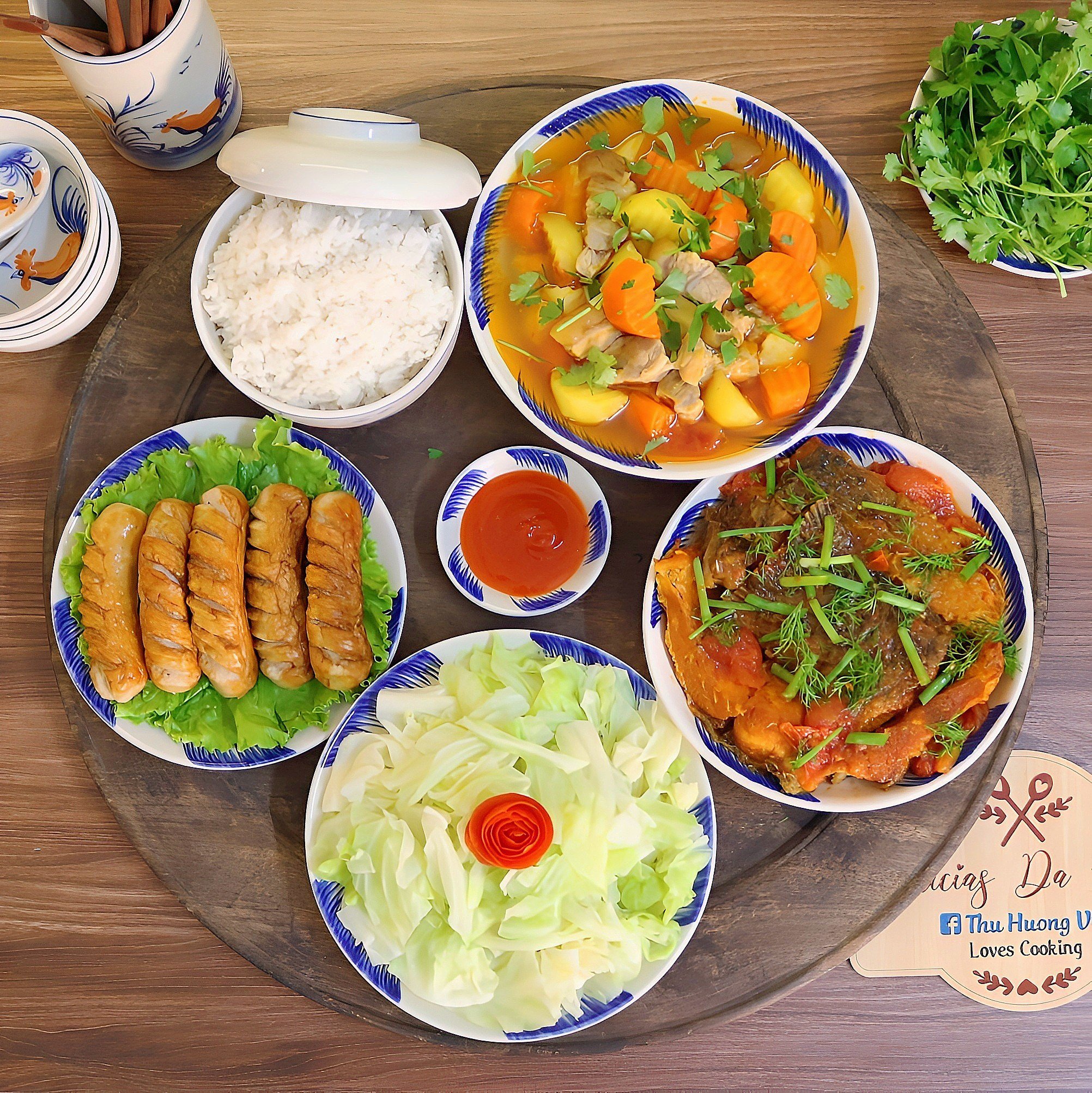 Cá trắm sốt cà chua - Bắp cải luộc - Xúc xích chiên - Canh bò tơ hầm khoai tây cà rốt