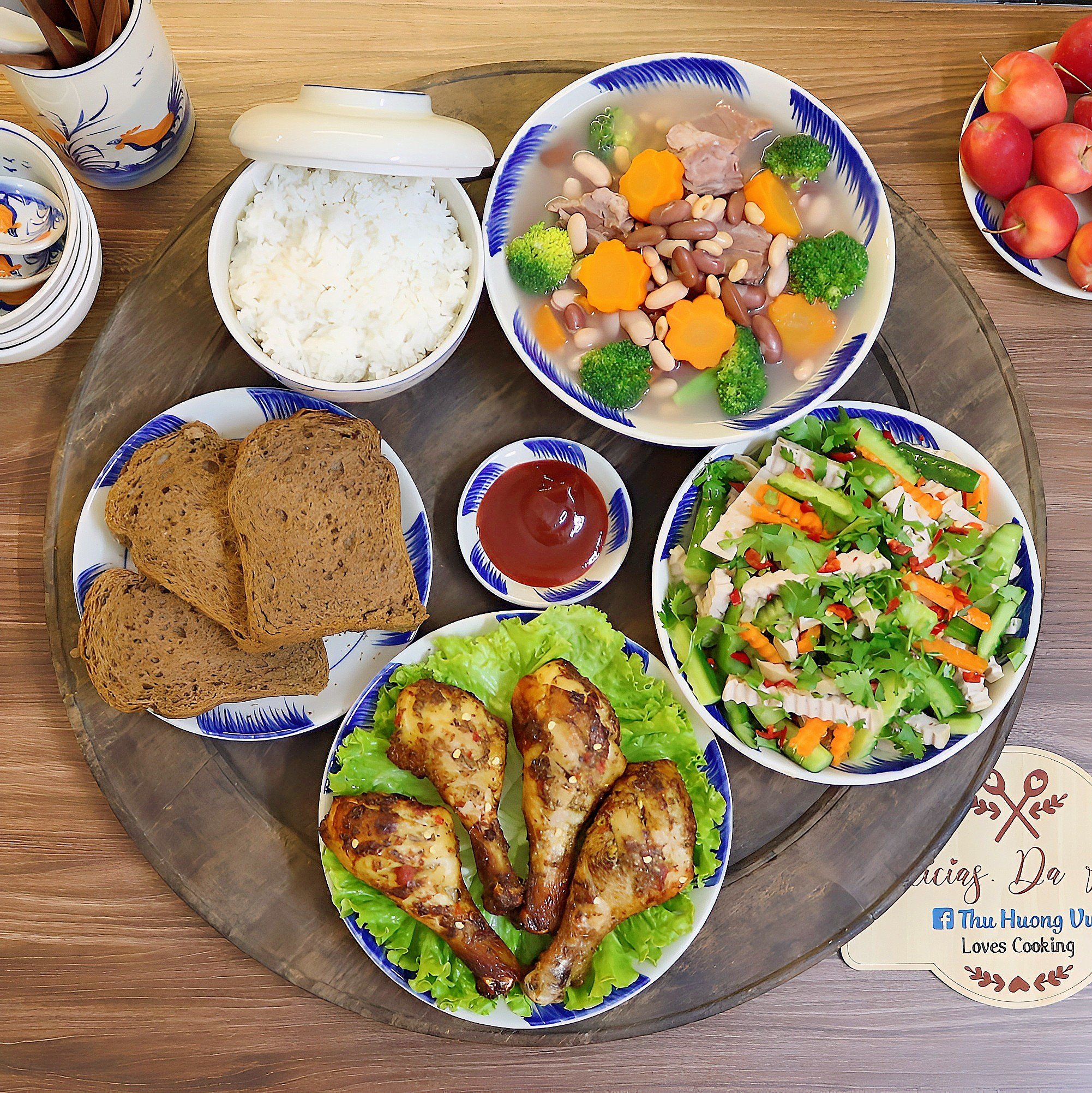 Đùi gà nướng - Nộm giò dưa chuột - Canh sườn hầm đậu đỗ - Bánh mì đen