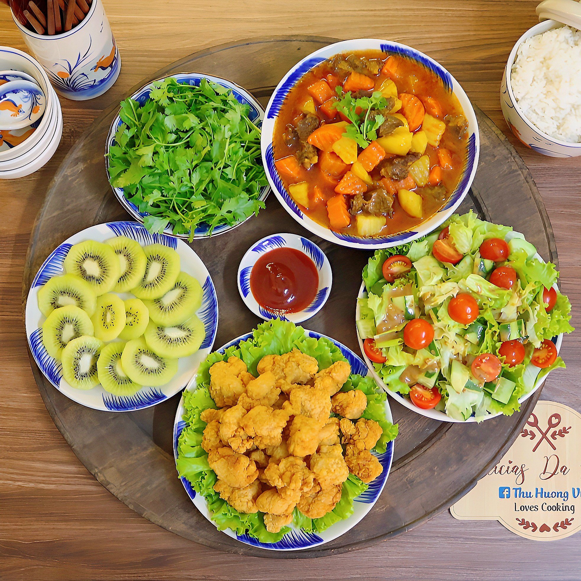 Bò xốt vang & rau thơm - Gà tẩm bột rán - Salad trộn xốt mè rang - Kiwi