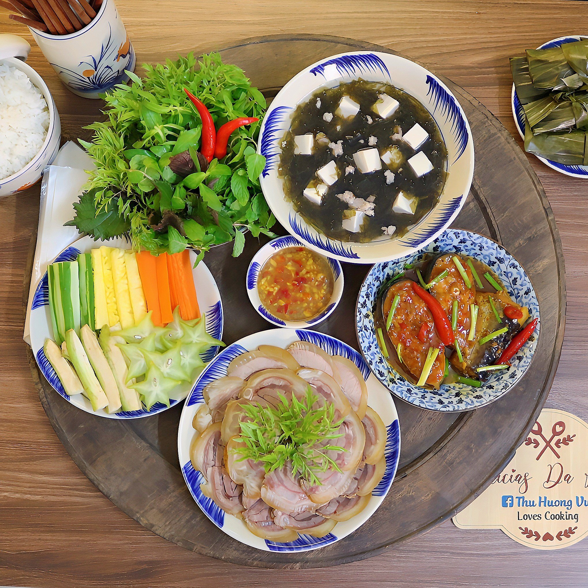 Thịt bê hấp chấm tương gừng - Cá ba sa kho tộ - Canh rong biển đậu hũ non - Bánh bột lọc 