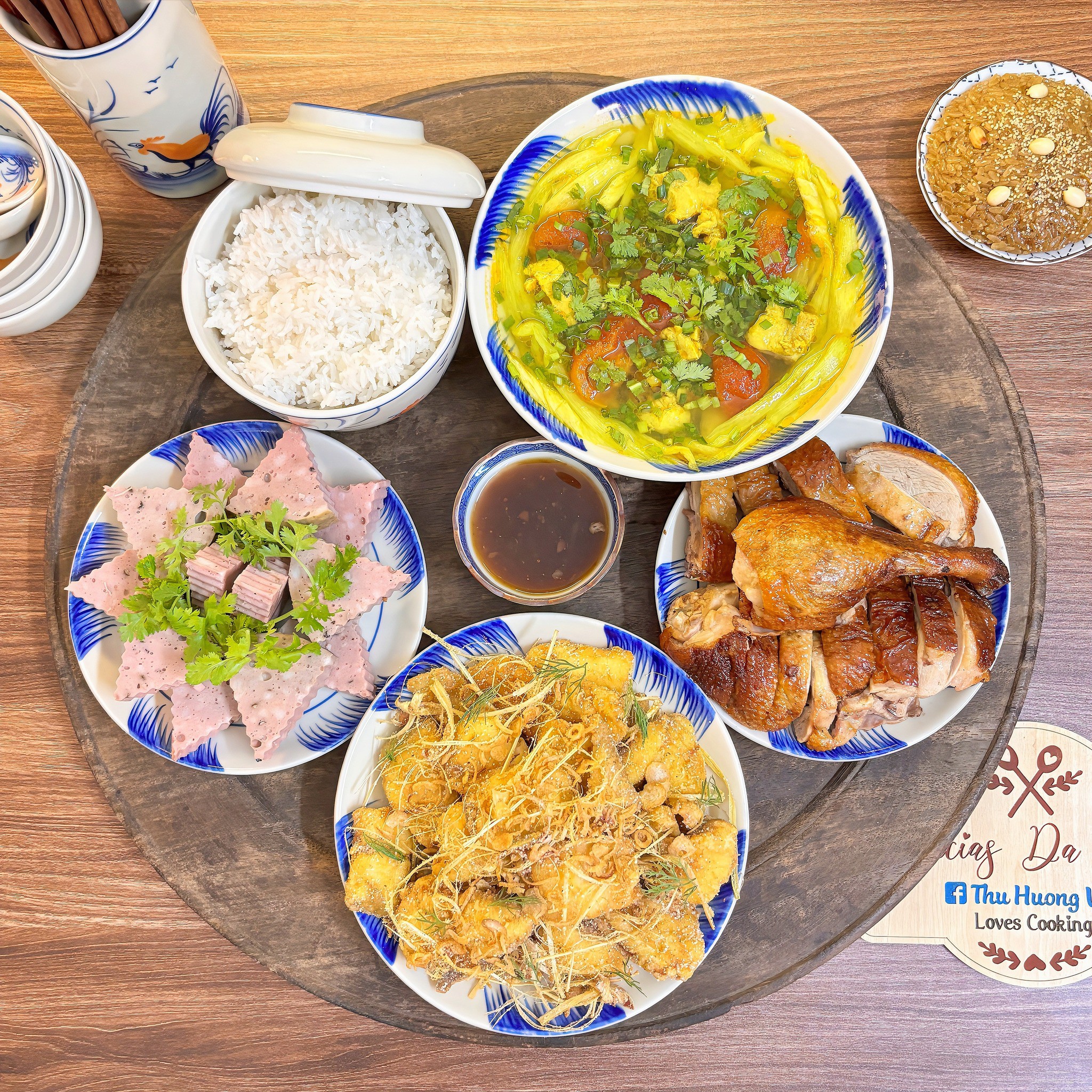 Cá rô phi rang muối - Giò bò - Ngan quay ngũ vị - Canh sườn nấu dọc mùng - Chè con ong