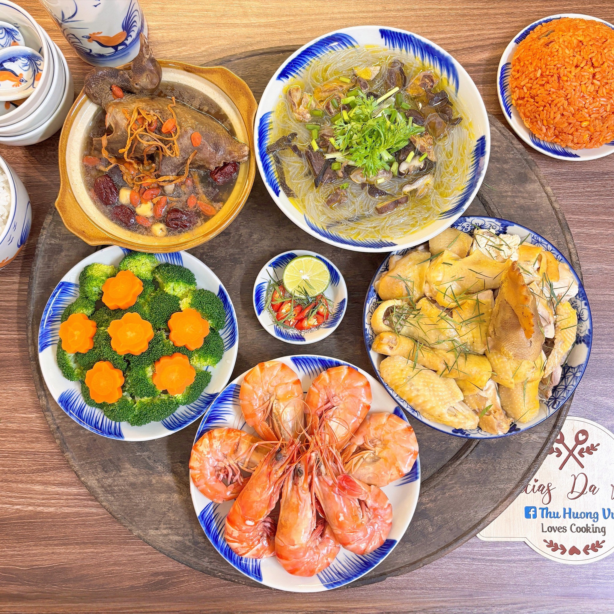 Tôm sú hấp bia - Chim câu tần táo đỏ - Gà luộc - Canh miến lòng gà - Súp lơ xanh, cà rốt luộc - Xôi gấc