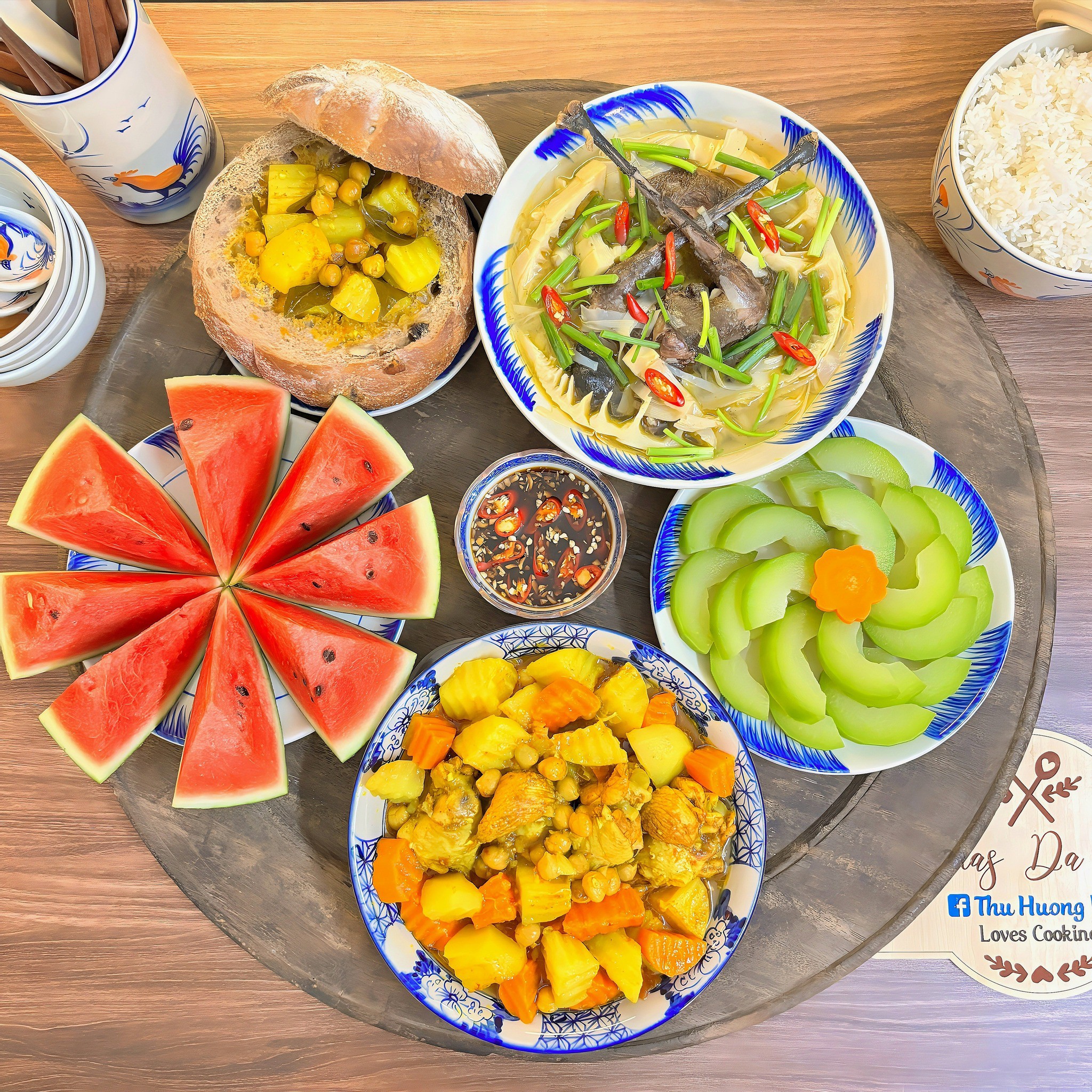 Thịt gà nấu cà ri - Bánh mì đen chan xốt cà ri - Bí xanh luộc - Vịt nấu xáo măng 