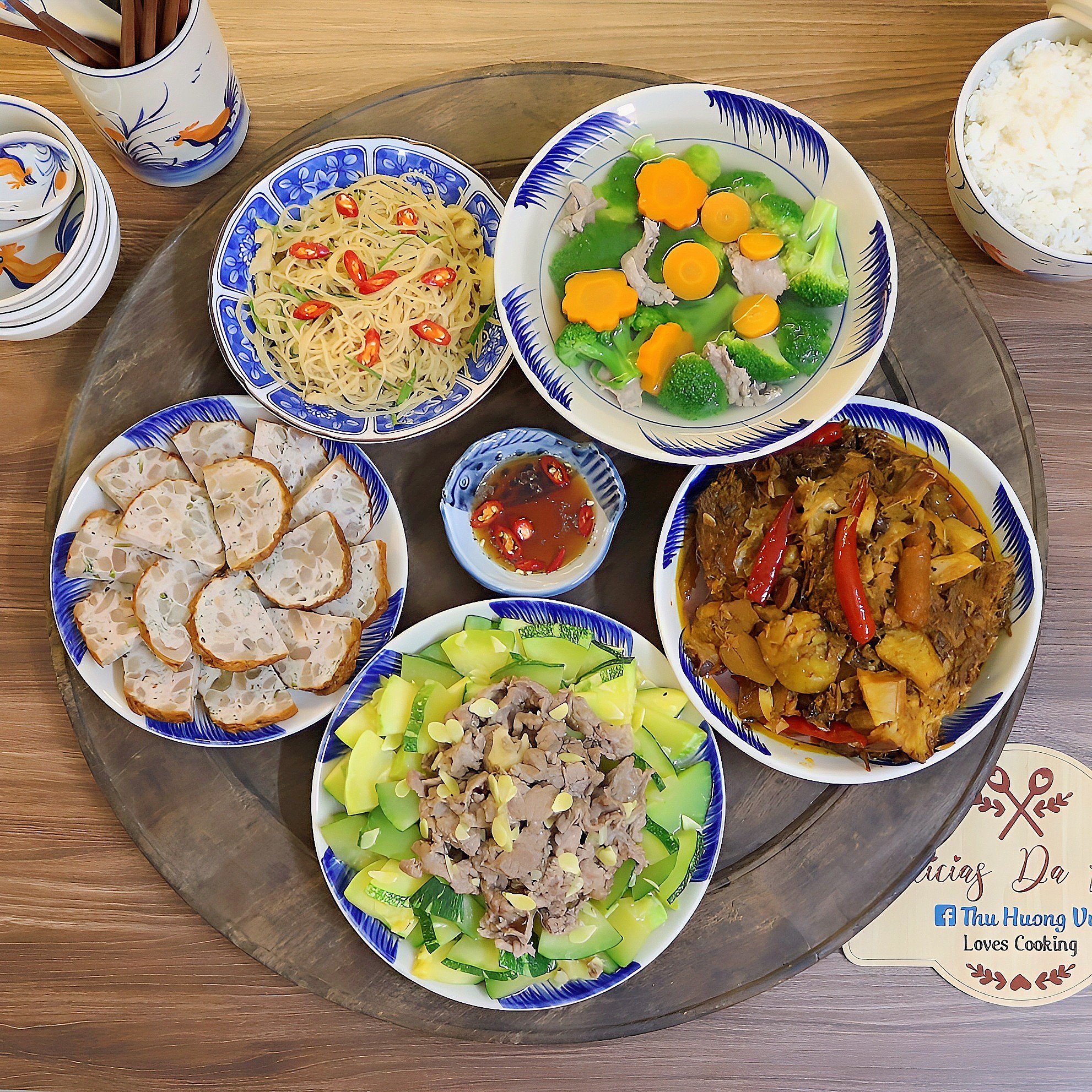 Thịt bò xào bí non - Cá trắm kho nhừ - Chả bì - Nem chạo - Súp lơ, cà rốt nấu thịt bò