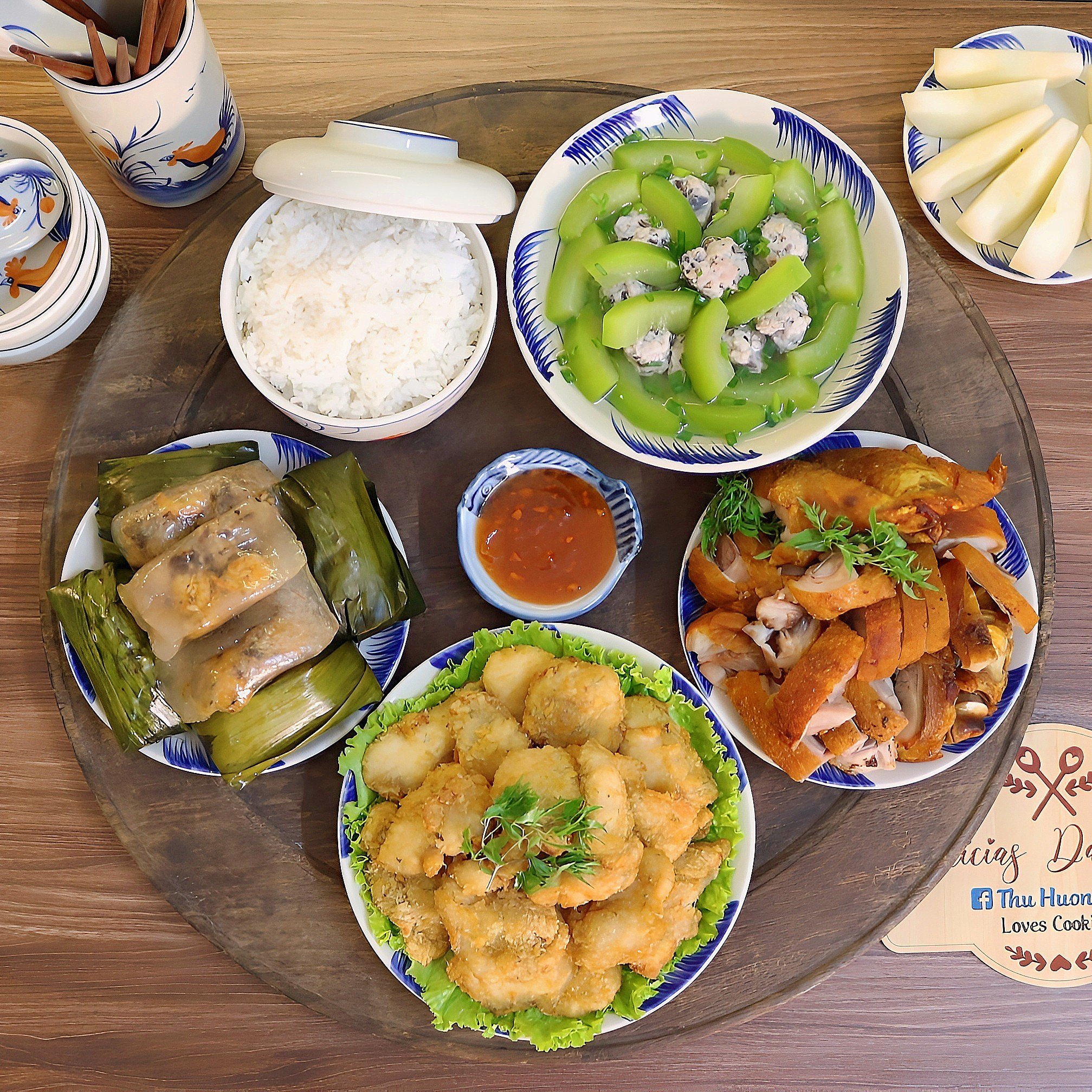 Cá lăng chiên xù - Chân giò quay giòn - Bánh bột lọc - Canh bí xanh nấu mọc - Lê