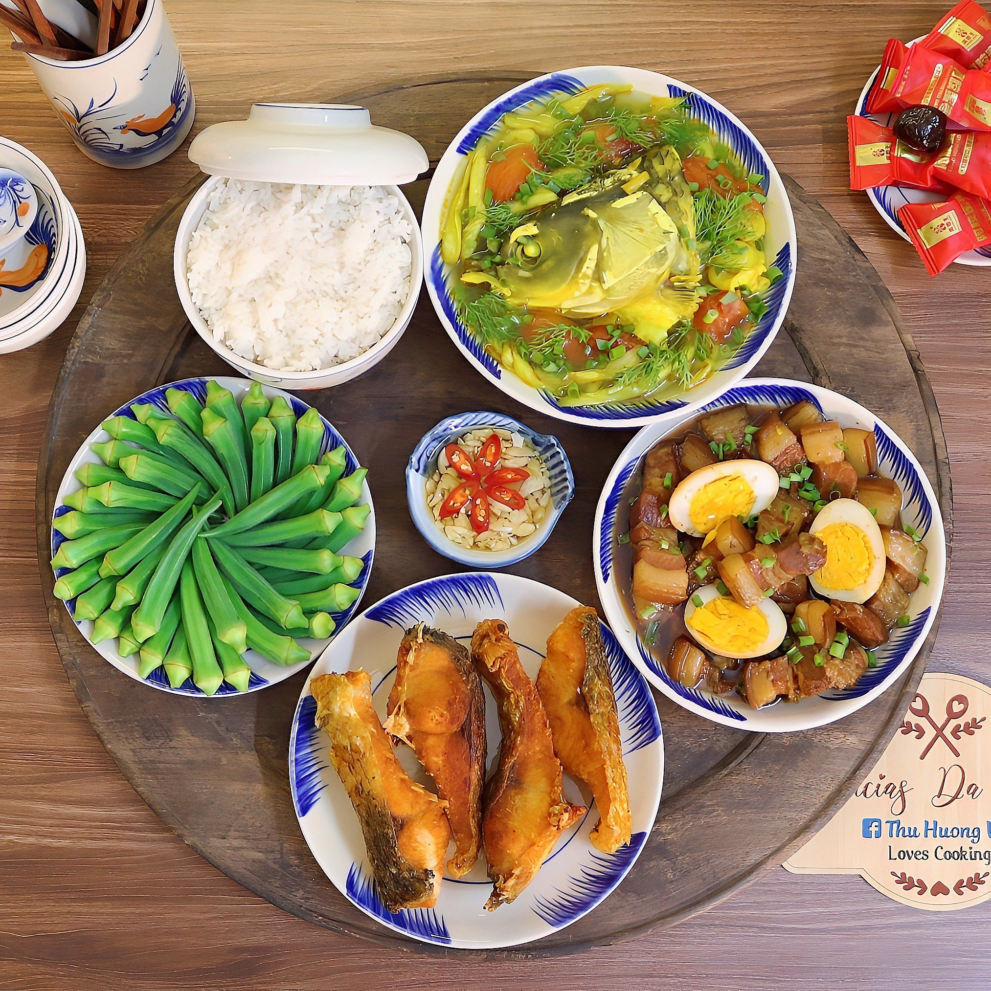 Cá trắm đen rán giòn - Thịt kho hột vịt - Đậu bắp luộc - Canh đầu cá trắm nấu dọc mùng 