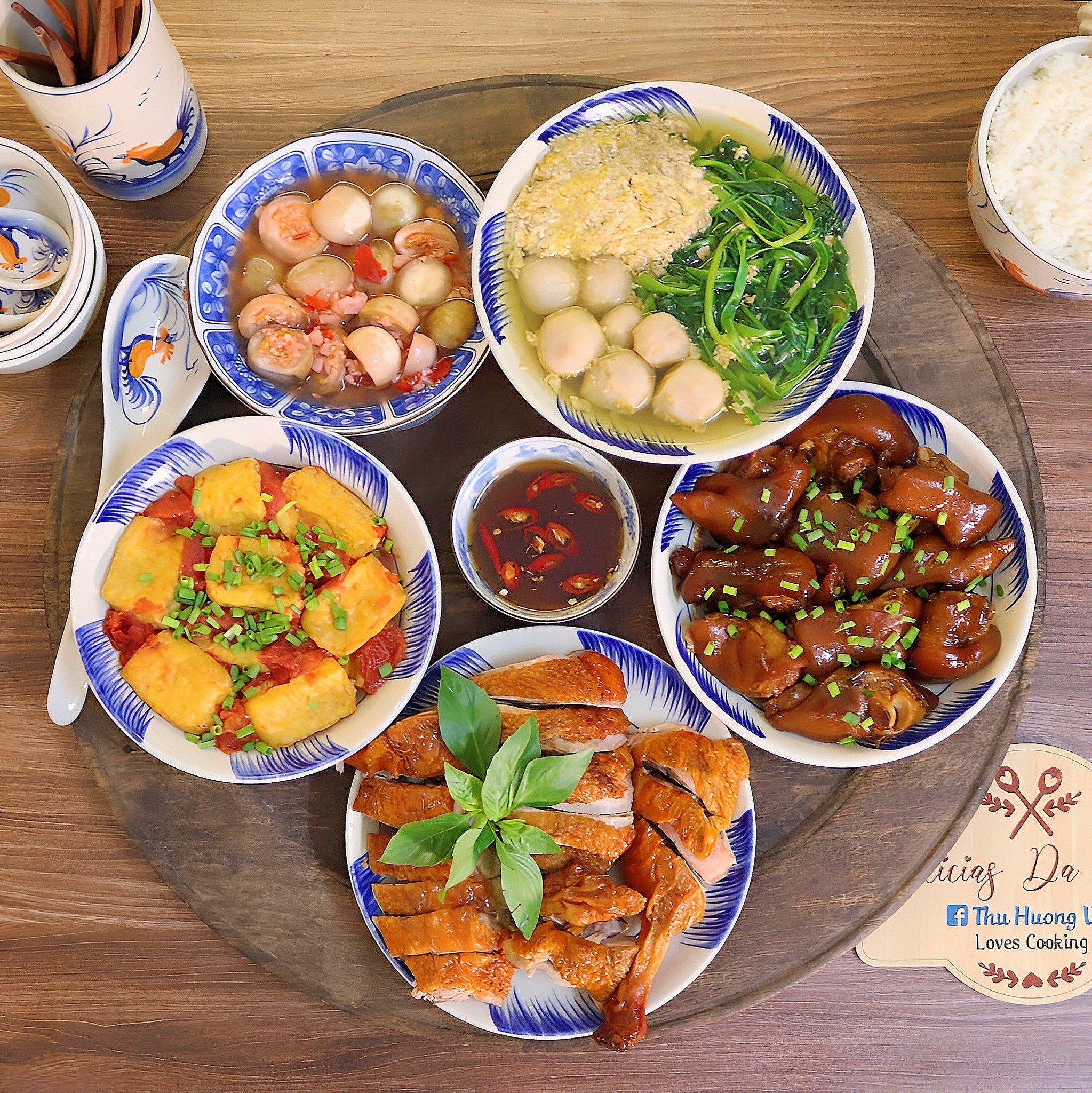 Chân giò hầm - Vịt quay ngũ vị - Đậu phụ sốt cà chua - Canh cua rau muống khoai sọ - Cà pháo