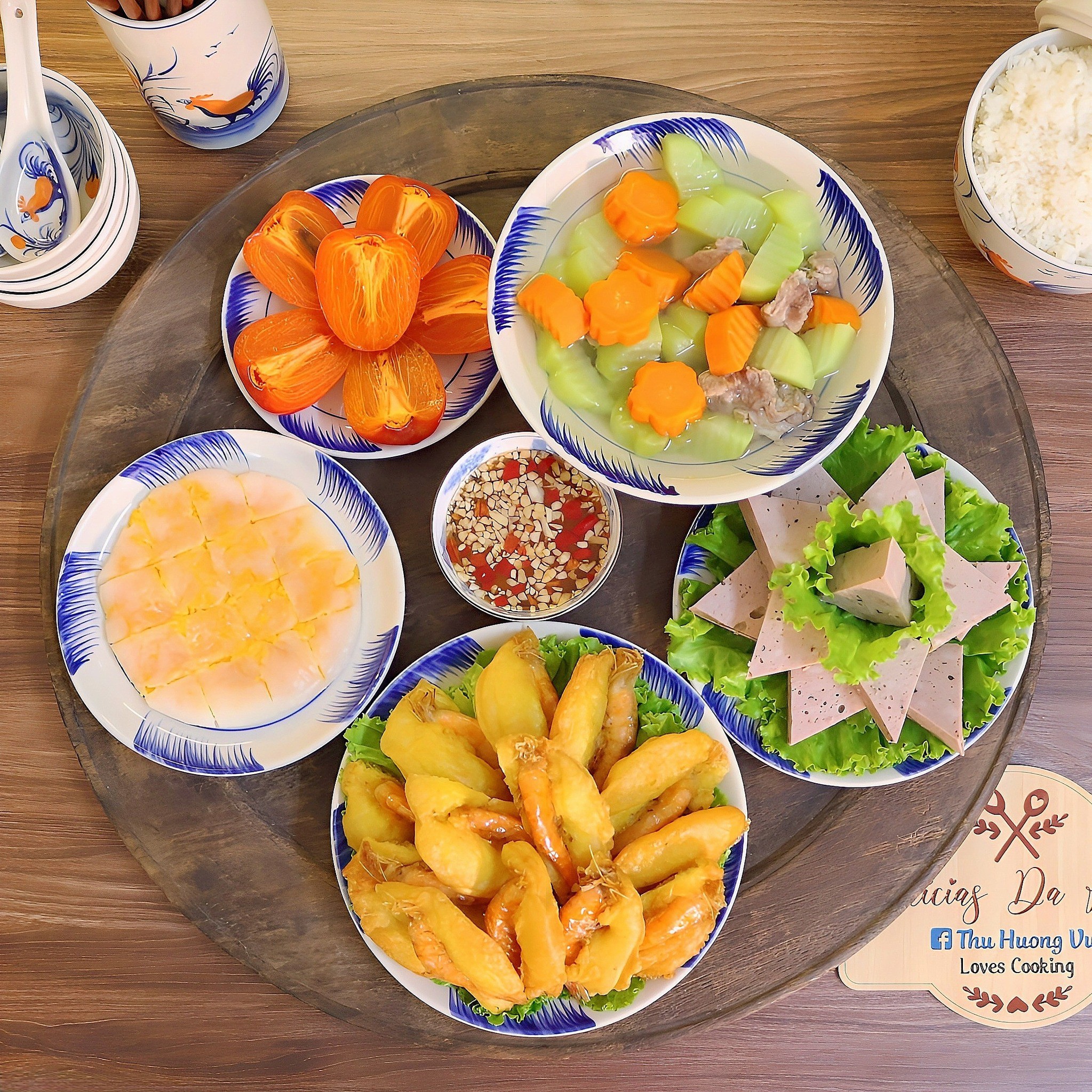 Bánh tôm - Giò bò - Canh sườn nấu rau củ - Cơm trắng - Bánh dẻo kem trứng muối - Hồng trứng