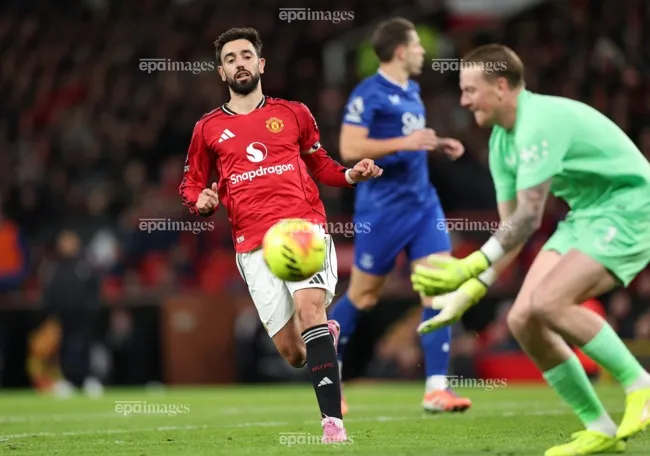 MU bị đánh đắm ngay trên sân nhà Old Trafford. Ảnh: EPA. hlv-amorim-that-vong-cung-cuc-voi-manchester-united (3).jpg