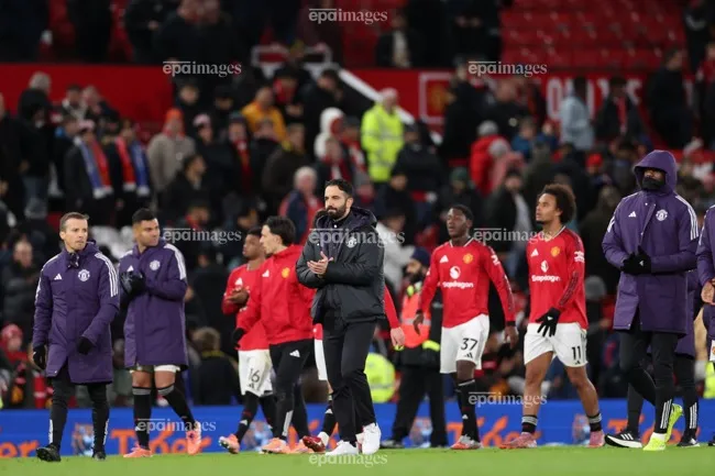 HLV Amorim khó tiêu hóa nỗi đau thua trận ở thánh địa Old Trafford. Ảnh: EPA. hlv-amorim-that-vong-cung-cuc-voi-manchester-united (1).jpg
