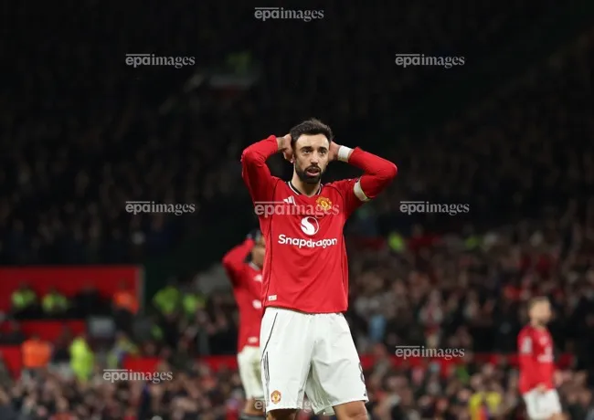 Sự thất vọng của đội trưởng Bruno Fernandes. Ảnh: EPA. hlv-amorim-that-vong-cung-cuc-voi-manchester-united (4).jpg