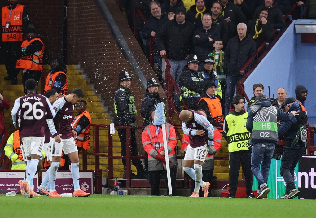 Ngôi sao Ngoại hạng Anh bị ném cốc trúng đầu, CĐV nổi loạn đấm cảnh sát - 2