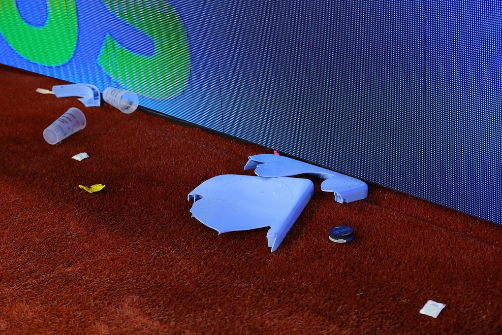 Ngôi sao Ngoại hạng Anh bị ném cốc trúng đầu, CĐV nổi loạn đấm cảnh sát - 4