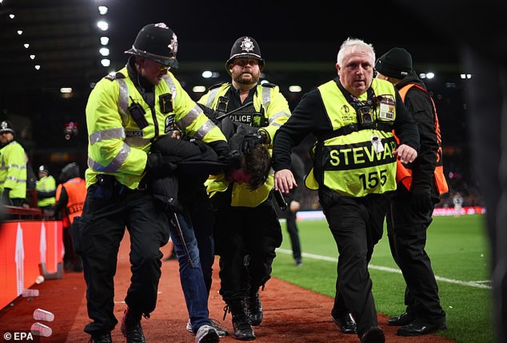 Ngôi sao Ngoại hạng Anh bị ném cốc trúng đầu, CĐV nổi loạn đấm cảnh sát - 6