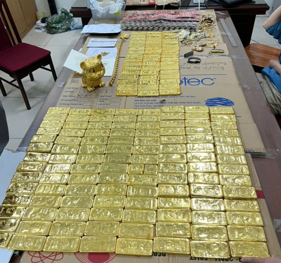 4 vụ án, 198 sổ đỏ, hơn 1.000 cây vàng và hàng loạt siêu xe... gây chấn động- Ảnh 4. 4 vụ án, 198 sổ đỏ, hơn 1.000 cây vàng và hàng loạt siêu xe... gây chấn động- Ảnh 4.