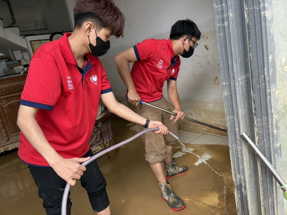 cơn lũ lịch sử - Ảnh 2.