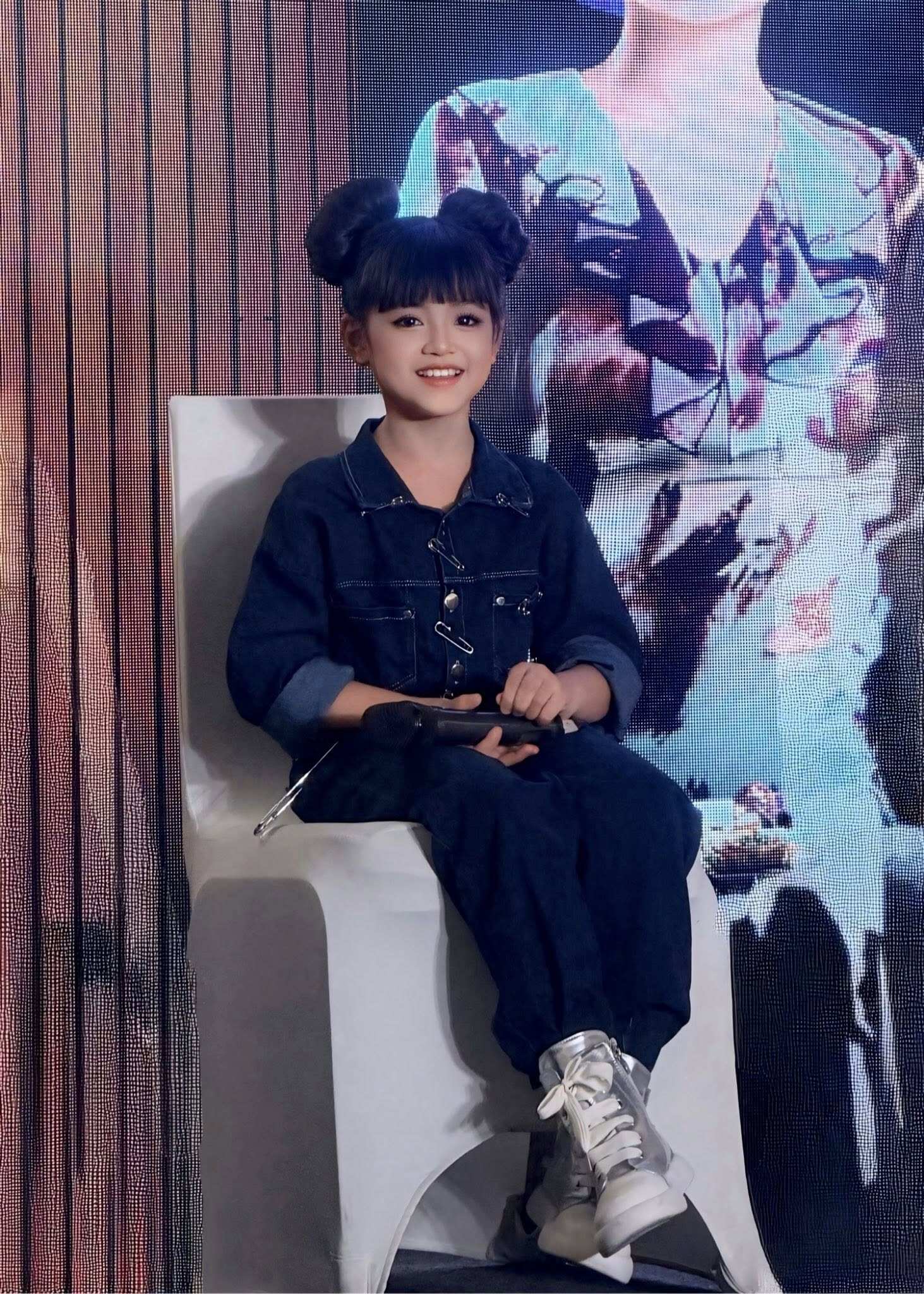 Bé gái Hà Nội kiếm tiền triệu/giờ khiến mẹ ruột thấy biết ơn, 8 tuổi đã ăn cơm đoàn phim nhiều hơn cơm nhà 9 Sự tự tin, dạn dĩ và ứng xử khéo léo của cô bé nhận được nhiều lời khen ngợi.