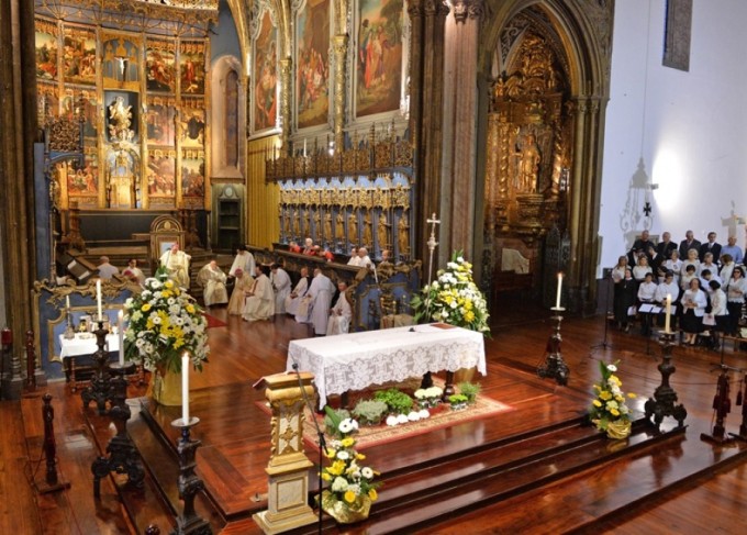 Khu vực trung tâm trang trí nhiều đồ gỗ dát vàng, các tác phẩm điêu khắc và tranh sơn dầu.