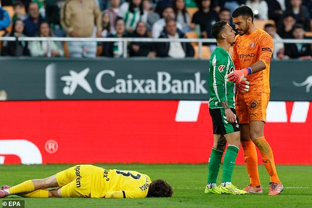 Tranh cãi Antony thoát thẻ đỏ sau màn thiết đầu công hạ gục đối thủ - 3