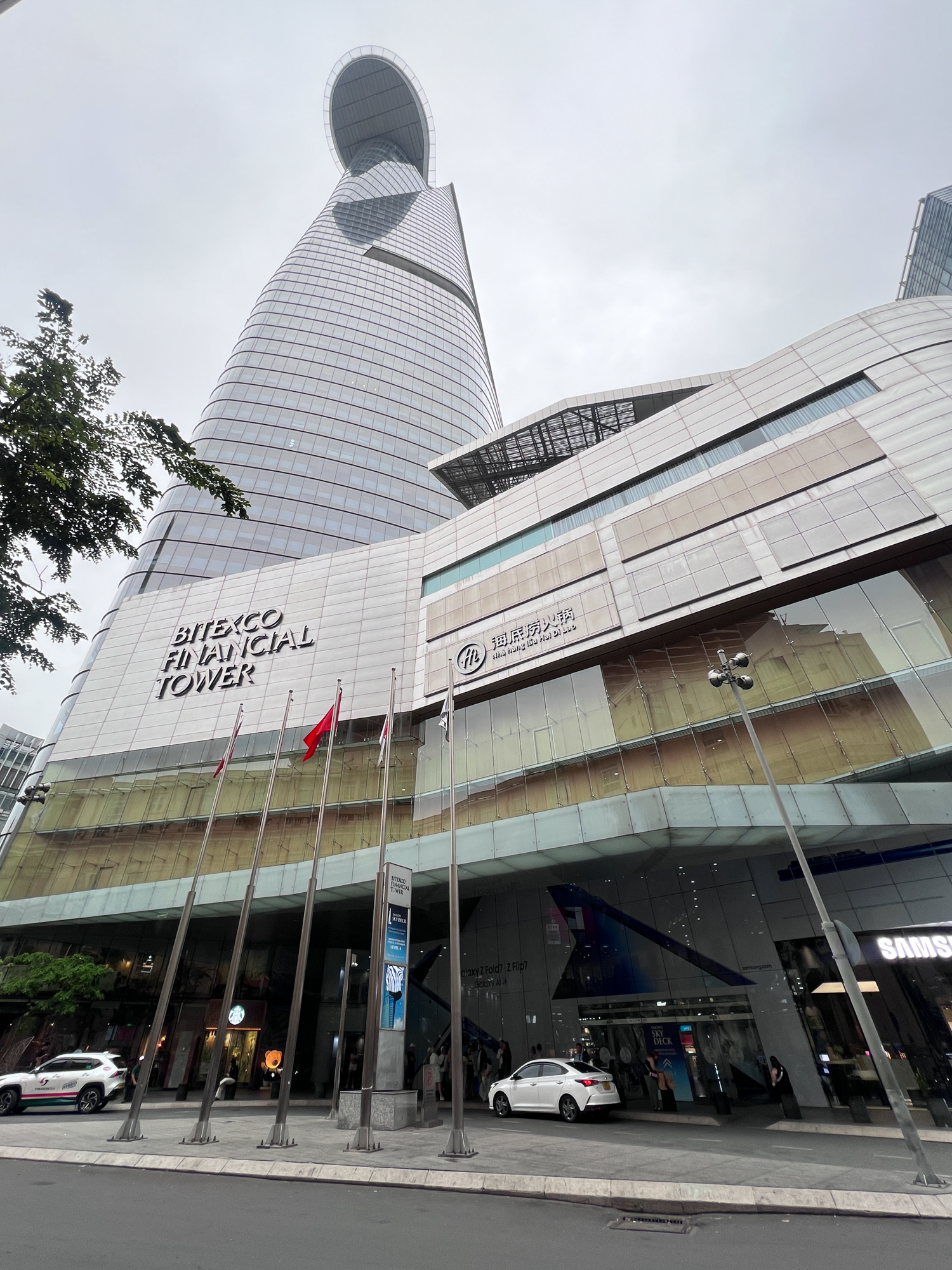 Cảnh trái ngược ở 2 tòa tháp biểu tượng ở TP.HCM: Nơi kín chỗ, nơi đìu hiu- Ảnh 2.