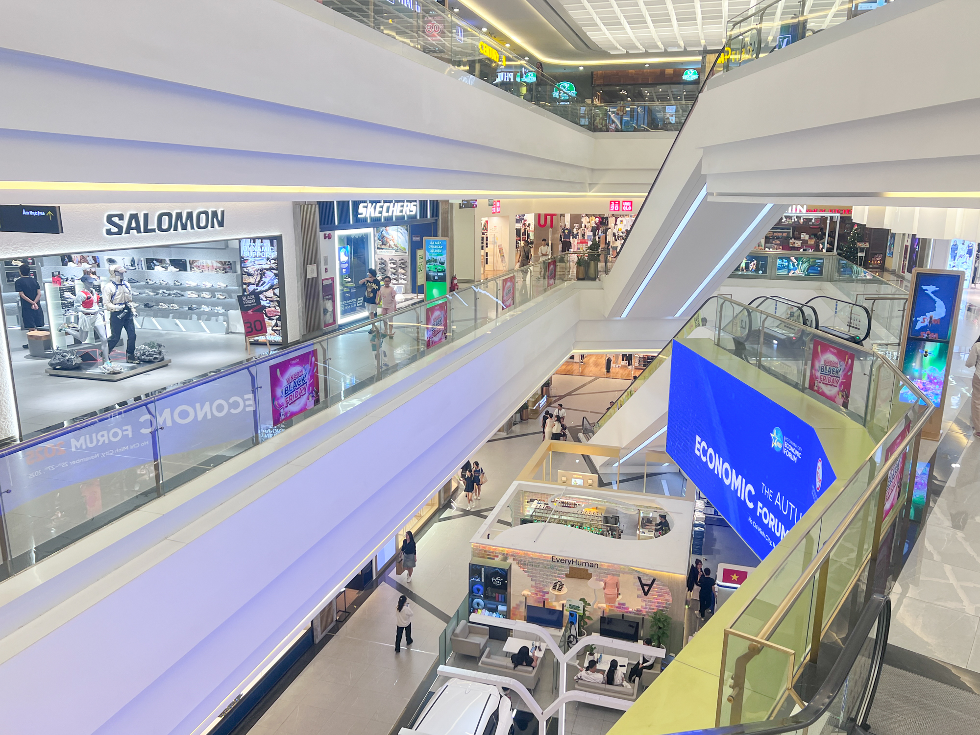 Cảnh trái ngược ở 2 tòa tháp biểu tượng ở TP.HCM: Nơi kín chỗ, nơi đìu hiu- Ảnh 10.