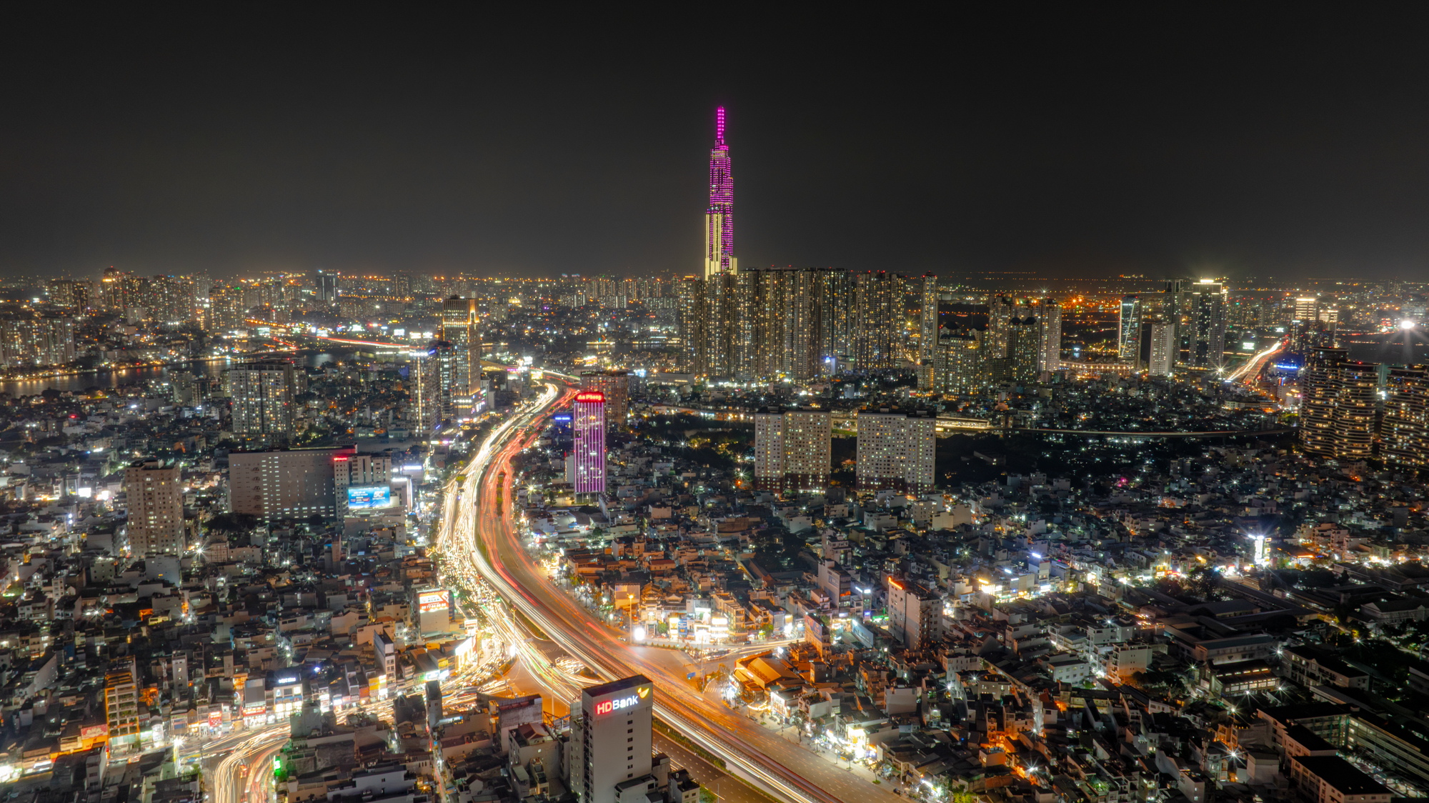 Cảnh trái ngược ở 2 tòa tháp biểu tượng ở TP.HCM: Nơi kín chỗ, nơi đìu hiu- Ảnh 13.