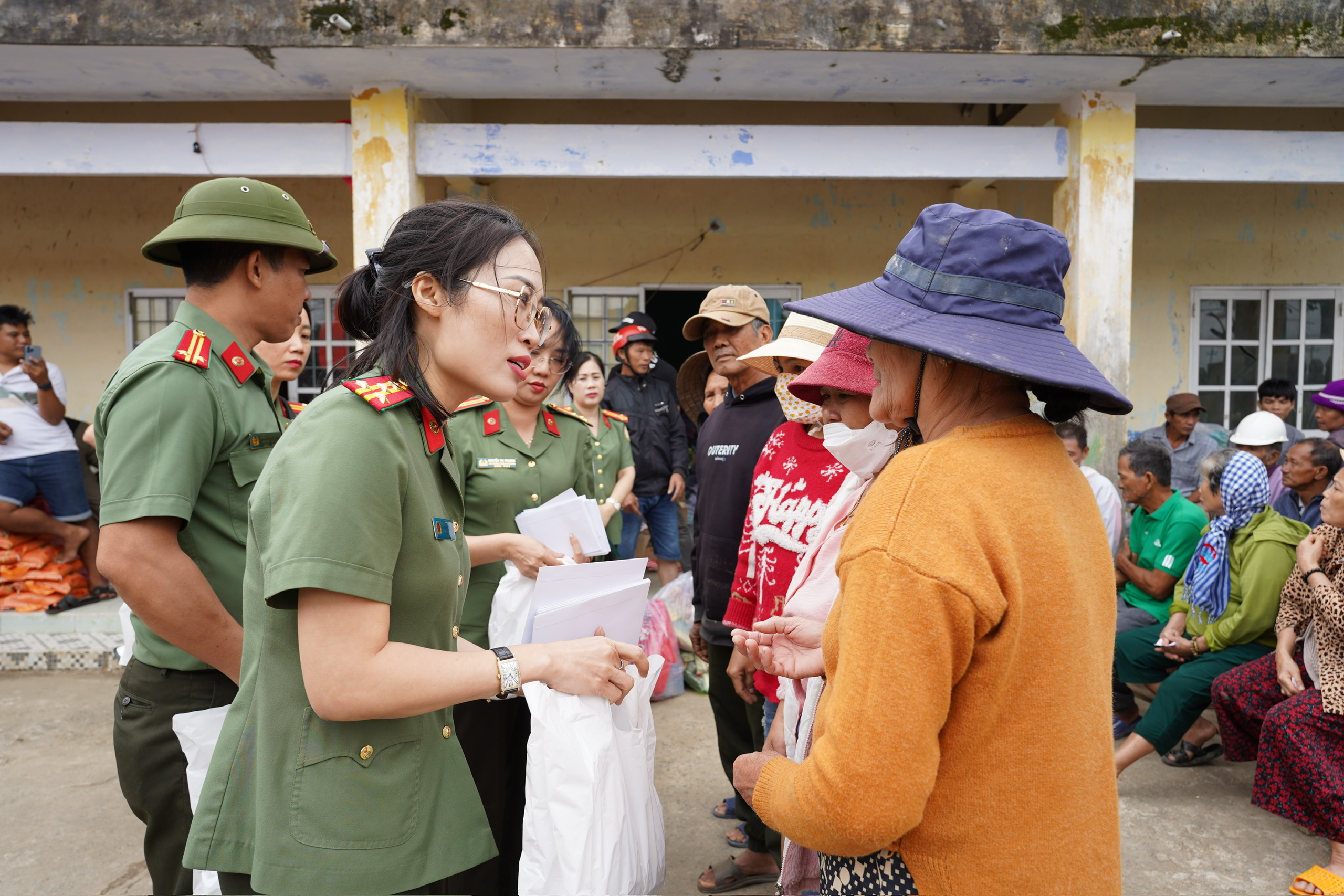 Công an cửa khẩu Tân Sơn Nhất hỗ trợ cộng đồng khắc phục hậu quả bão lũ Đắk Lắk - Ảnh 2.