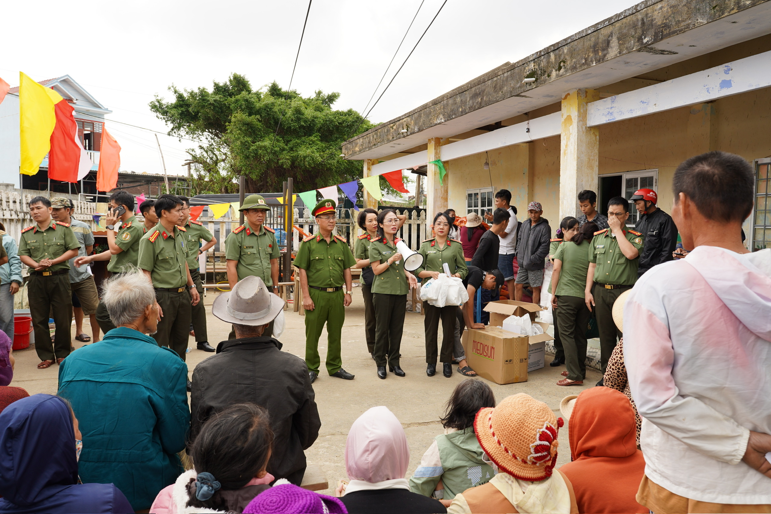 Công an cửa khẩu Tân Sơn Nhất hỗ trợ cộng đồng khắc phục hậu quả bão lũ Đắk Lắk - Ảnh 4.