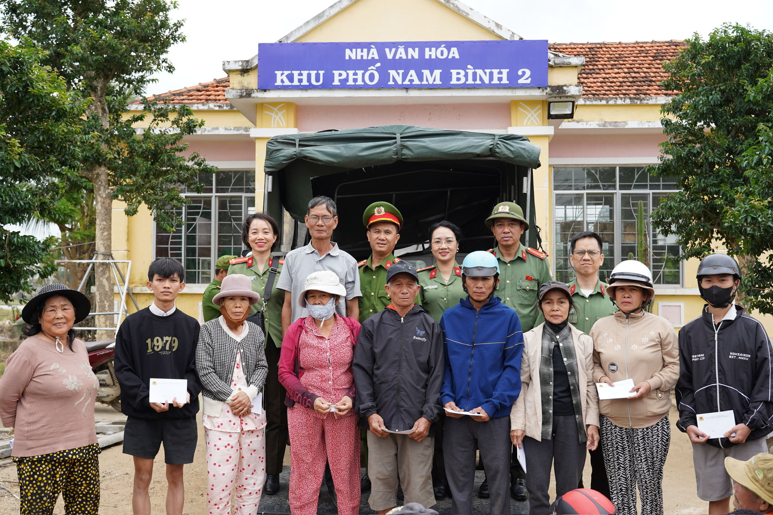 Công an cửa khẩu Tân Sơn Nhất hỗ trợ cộng đồng khắc phục hậu quả bão lũ Đắk Lắk - Ảnh 8.