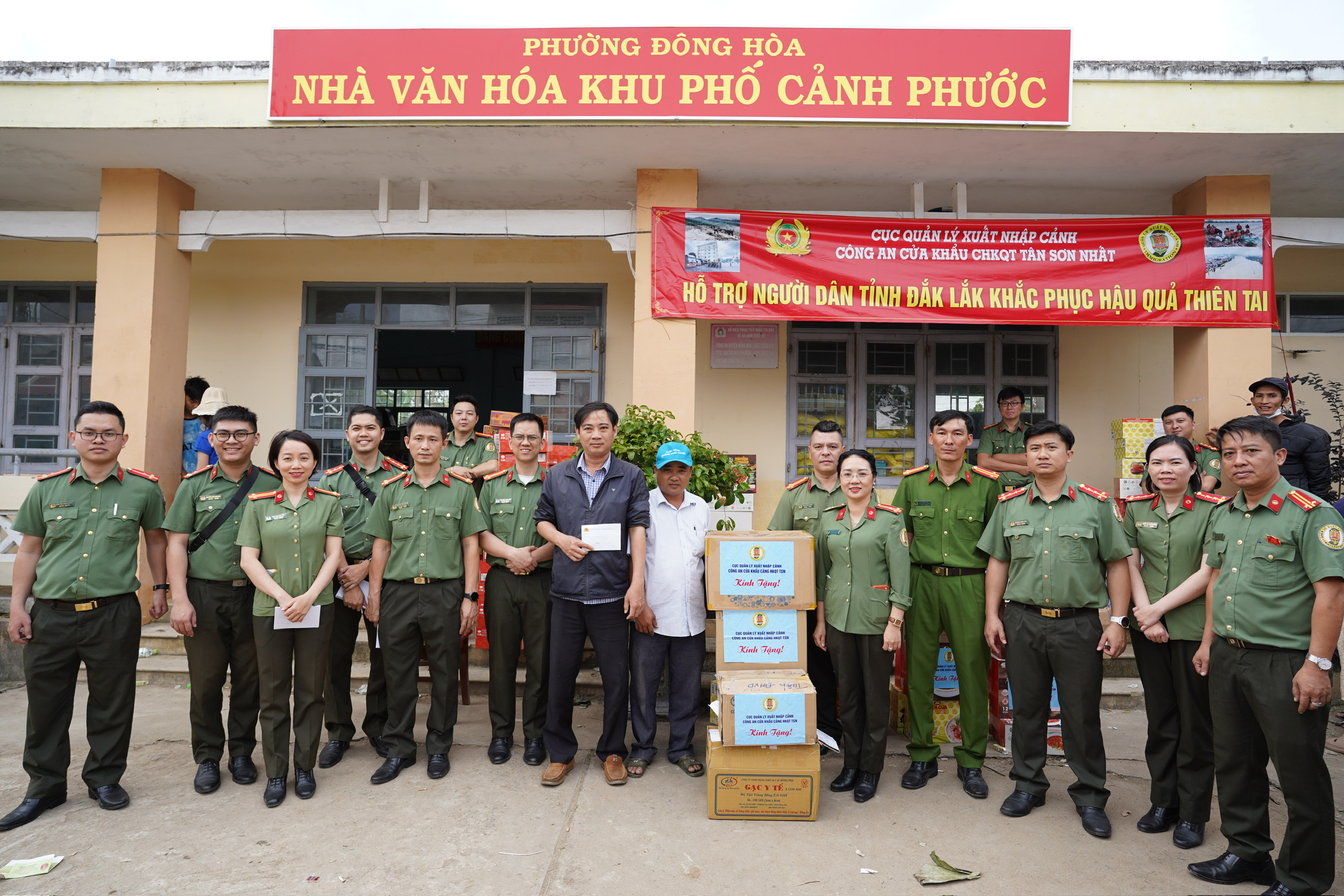 Công an cửa khẩu Tân Sơn Nhất hỗ trợ cộng đồng khắc phục hậu quả bão lũ Đắk Lắk - Ảnh 9.