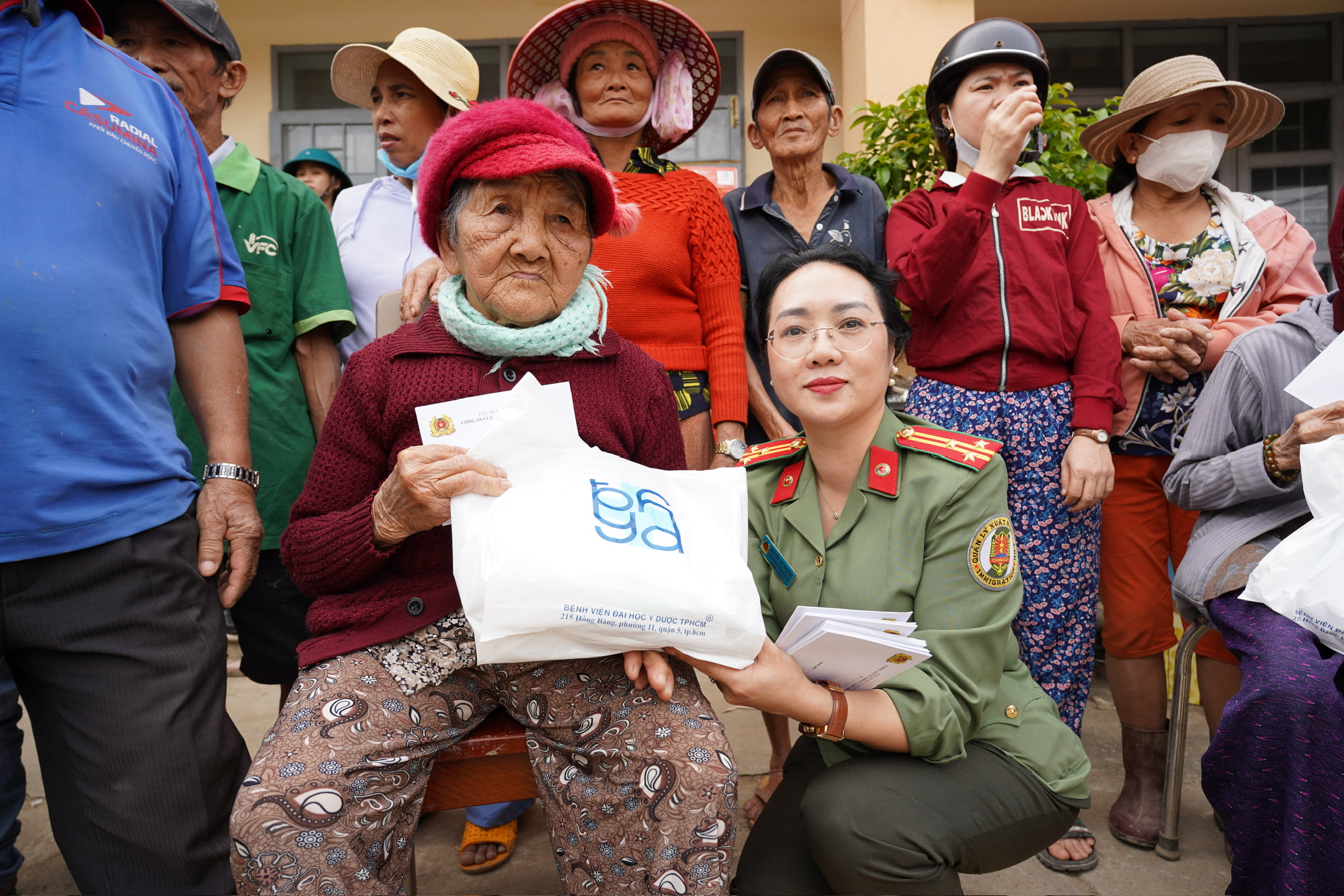 Công an cửa khẩu Tân Sơn Nhất hỗ trợ cộng đồng khắc phục hậu quả bão lũ Đắk Lắk - Ảnh 10.