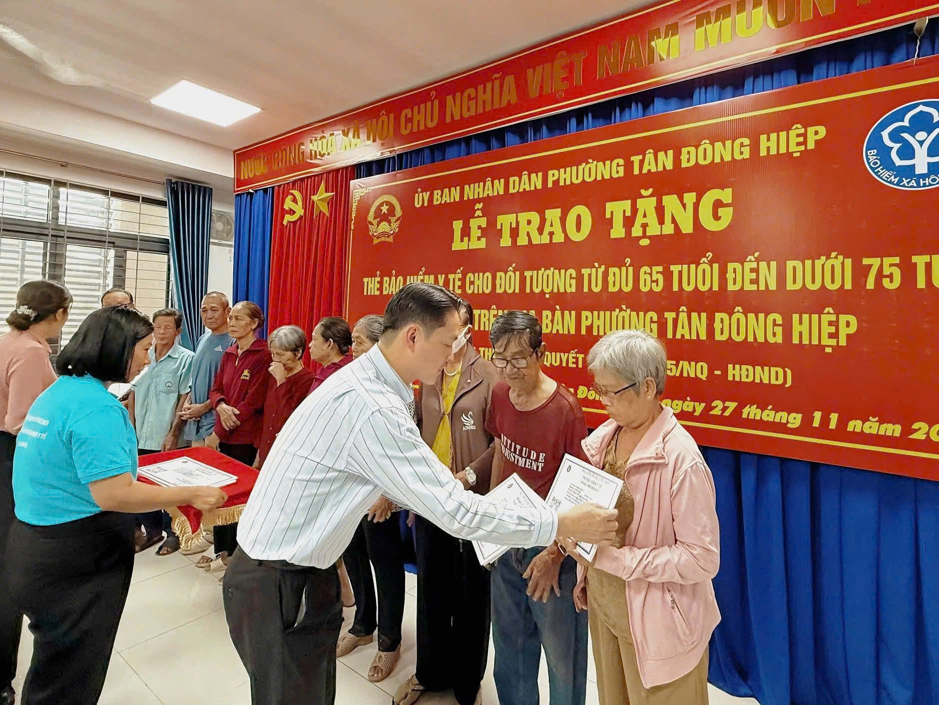 TPHCM đẩy nhanh thực hiện chính sách hỗ trợ 100% mức đóng BHYT cho người trên 65 tuổi 2 TPHCM đẩy nhanh thực hiện chính sách hỗ trợ 100% mức đóng BHYT cho người trên 65 tuổi - Ảnh 2.