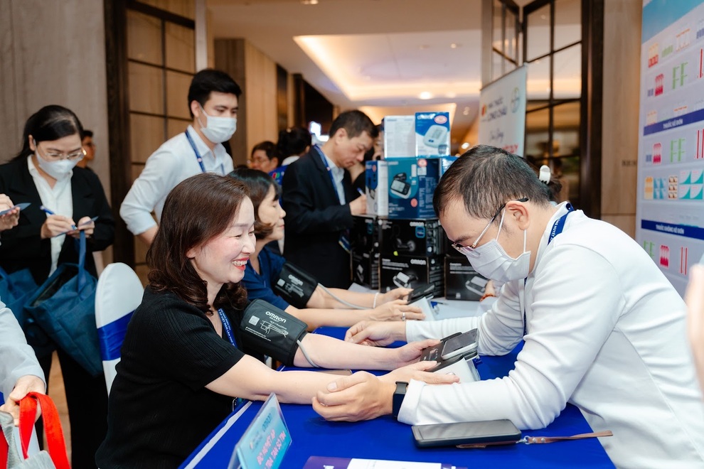 Long Châu, OMRON nâng tầm sức khỏe với sản phẩm chăm sóc huyết áp, tim mạch - 2