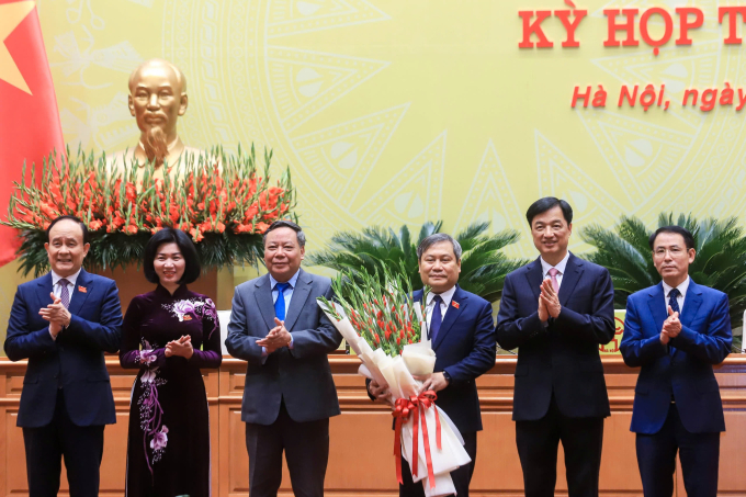 Lãnh đạo Thành ủy, HĐND thành phố tặng hoa chúc mừng Tân chủ tịch UBND Vũ Đại Thắng. Từ trái qua: ông Nguyễn Ngọc Tuấn, Phó đoàn Đại biểu Quốc hội; bà Phùng Thị Hồng Hà, Chủ tịch HĐND; ông Nguyễn Văn Phong, Phó bí thư Thường trực Thành ủy; ông Vũ Đại Thắng; ông Nguyễn Duy Ngọc, Bí thư Thành ủy; ông Nguyễn Trọng Đông, Phó bí thư Thành ủy Hà Nội. Ảnh: Ngọc Thành