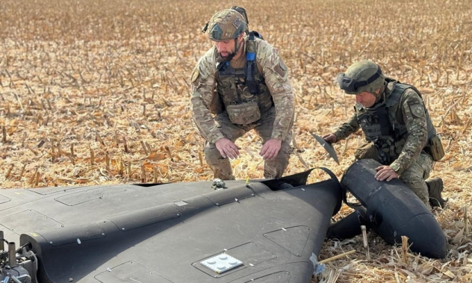 Cảnh sát Ukraine cạnh xác một UAV Geran-2 tháng 10/2024. Ảnh: NPU