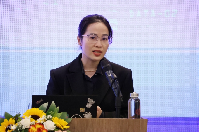 Lê Thị Hải Thanh, Giám đốc Chương trình Khan Academy Việt Nam, chia sẻ tại tọa đàm sáng 28/11. Ảnh: Thanh Hằng