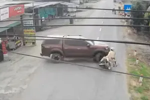 Chạy quá tốc độ, tài xế xe bán tải chống đối, ép xe và tông ngã xe CSGT