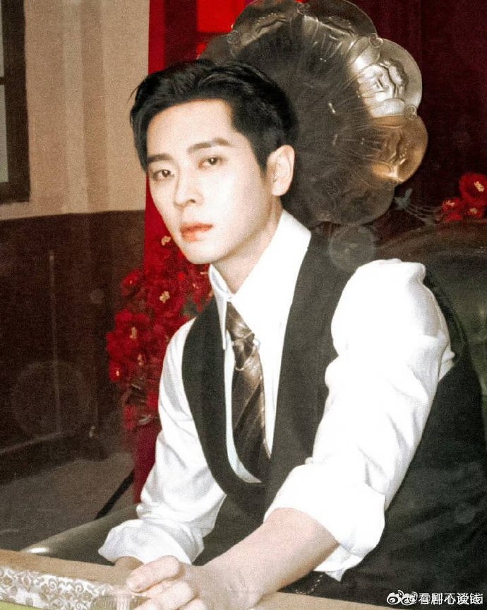 Bắt gặp cặp đôi ngôn tình hôn nhau quá dữ giữa chốn đông người: Nhà trai đẹp đỉnh, xem mà không thở nổi- Ảnh 2.