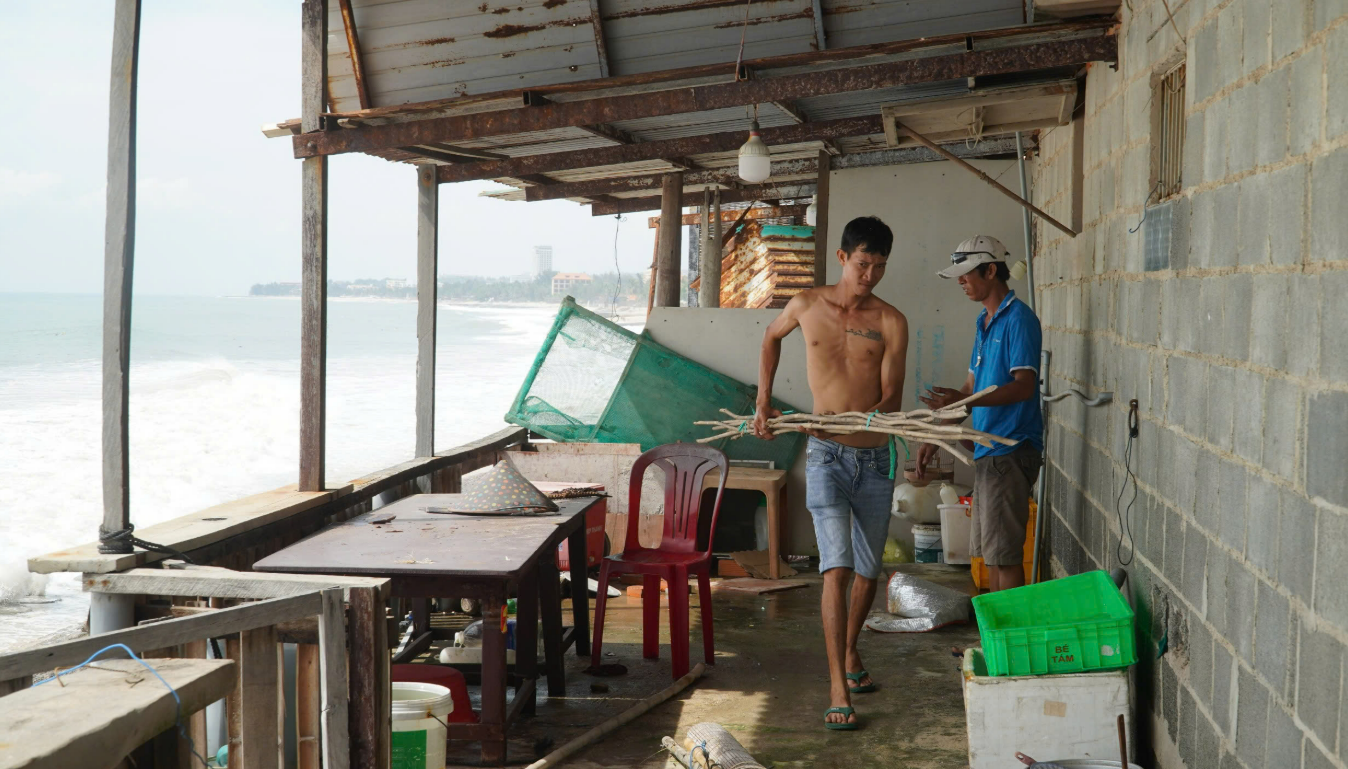 Ngư dân mất tích ở Liên Hương do sóng lớn đánh chìm thúng - Ảnh 2.