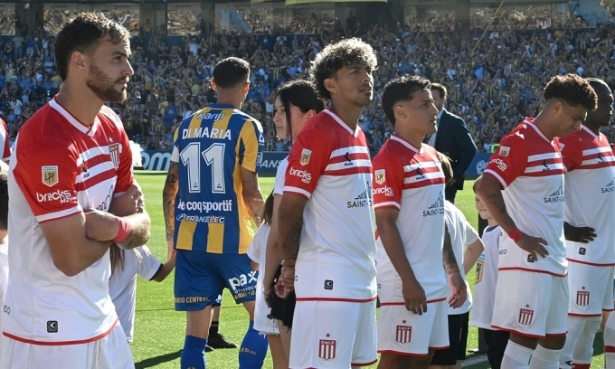 Các cầu thủ Estudiantes quay lưng khi đội trưởng Di Maria dẫn các cầu thủ Rosario Central ra sân hôm 24/11. Ảnh chụp màn hình